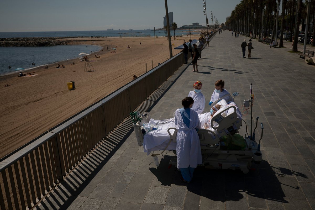 ffpaciente's tweet photo. 🗣️Episodio 1️⃣9️⃣ 👉 #Tweetnoticia #FFPaciente
📷Fotografía de un paciente español de #COVID19 al que sacaron del hospital para ver el mar en Barcelona tras más de 50 día en #UCI
https://t.co/DjEn5g2YYV
Elegida una de las "Imágenes del Año 2020" por @nytimes @EmilioMorenatti @AP https://t.co/O9a7zAFVB5