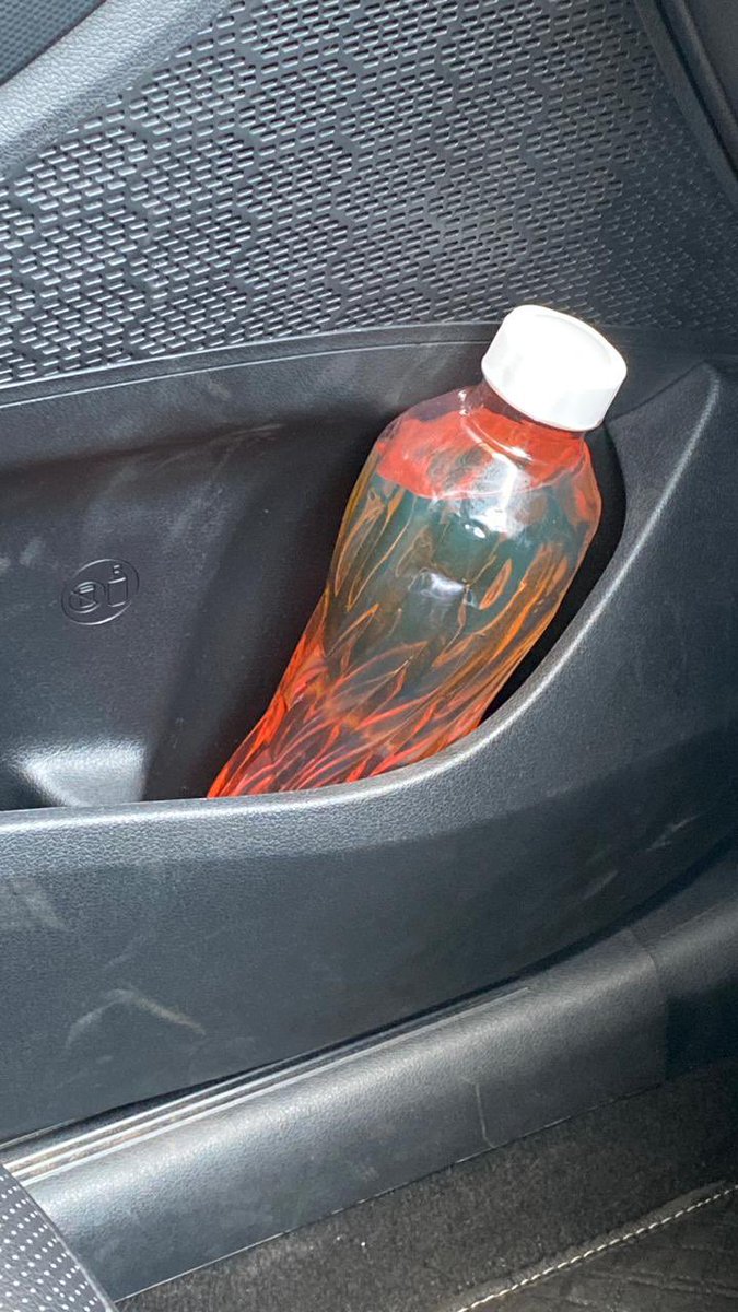 JayKothari26's tweet photo. Hello @MumbaiPolice .. petrol is being sold in plastic bottles and containers! Please look into it @AUThackeray @POTUS https://t.co/2UfZvevRYA