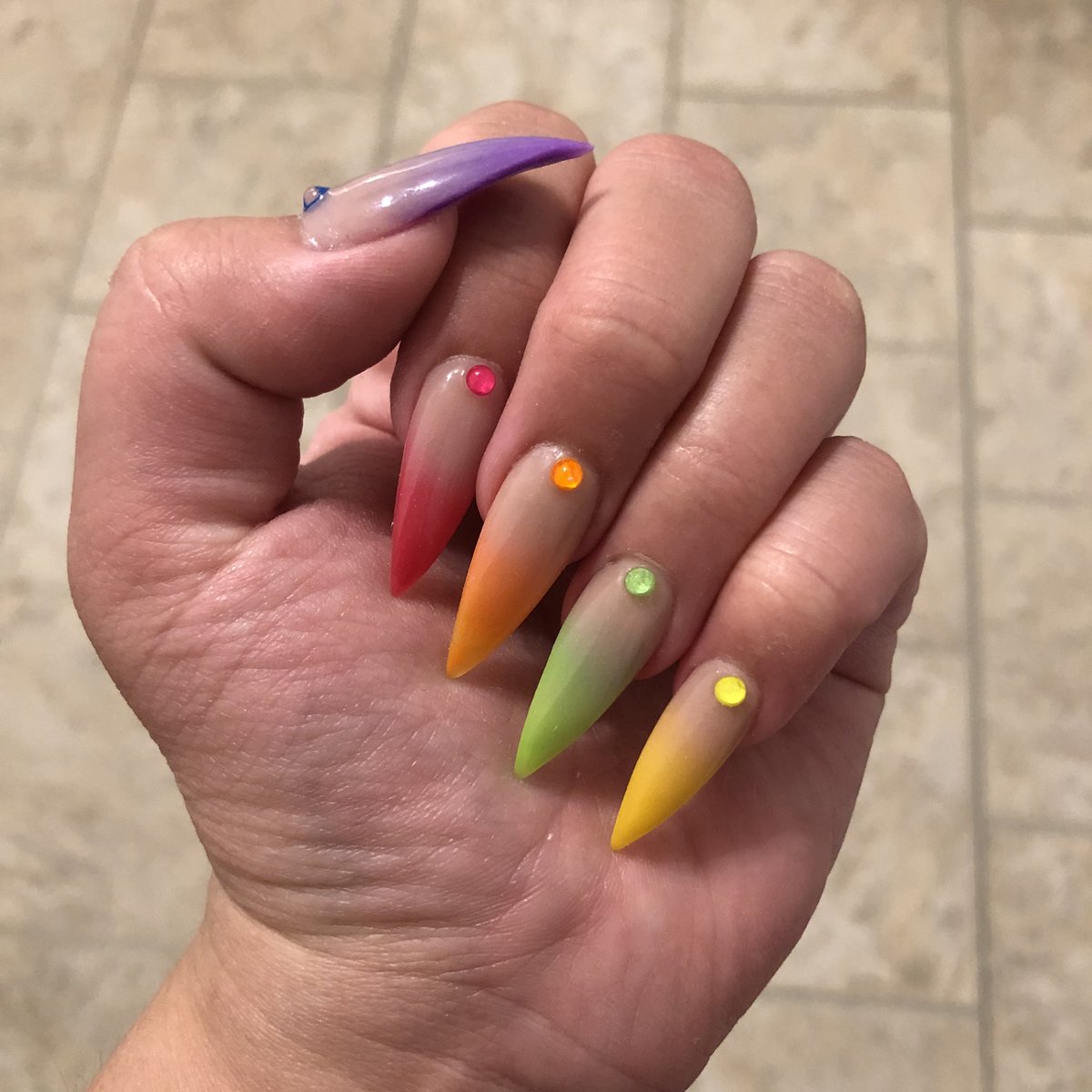 katmeowzazrawr's tweet photo. My new claws, MEOWWWZZ π
.
.
#rainbownails #ombrerainbownails #stilettonails #colourfulnails #sicknails #glowinnthedark #freshnails https://t.co/e1sLr9qLEe