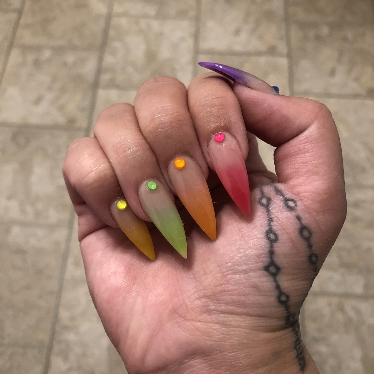 katmeowzazrawr's tweet photo. My new claws, MEOWWWZZ π
.
.
#rainbownails #ombrerainbownails #stilettonails #colourfulnails #sicknails #glowinnthedark #freshnails https://t.co/e1sLr9qLEe