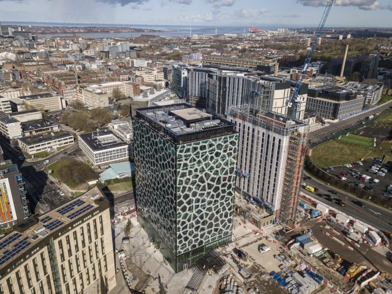 LastMayorLpool's tweet photo. Welcome (officially) to #Liverpool @RCPLondon!

Great to meet with @MetroMayorSteve and Dr @bodgoddard this morning to mark the occasion, as well as getting to meet the fantastic apprentices who were part of making #TheSpine a reality. https://t.co/lH65U8SUNA