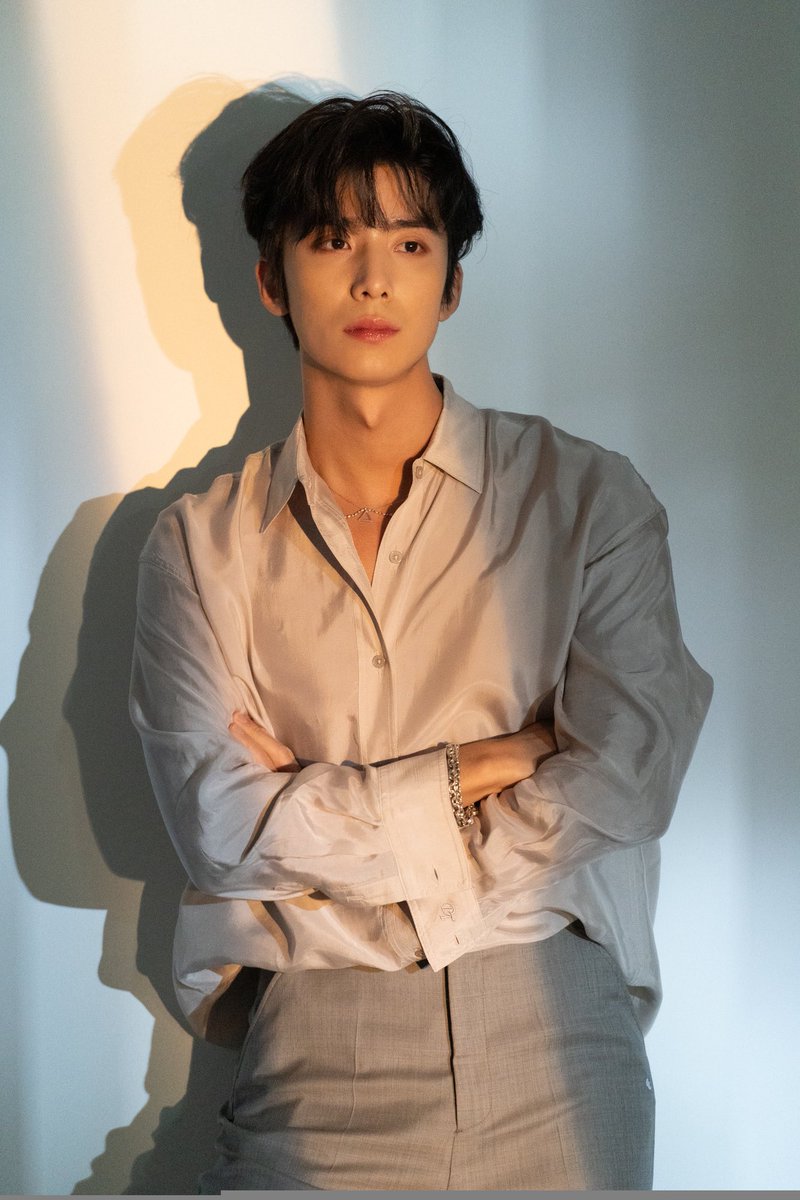 calling every ikonic, deobies, and fantasys to just pause and admire kim hwiyoung’s beauty