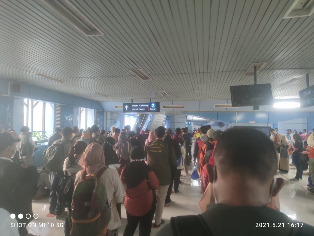 x_cisadane's tweet photo. @CommuterLine Juanda Singkatan dari? uJung-Ujungnya ANtri DAh wowkowk... https://t.co/w0KChZXo4r