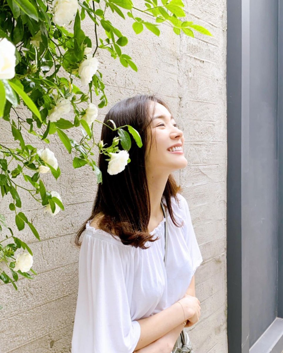 EAUDESOLElL's tweet image. ㅤ
ㅤ» Interaction Call:
ㅤ– Looking for writing partners!

ㅤ♡ for a casual starter [DM].
ㅤ↺ to help a shy girl out.
ㅤQuote/Reply below for a plot discussion with mun (if you wish to write a more in-depth storyline).

ㅤLikewise, her inbox is open for the aforementioned.
ㅤ