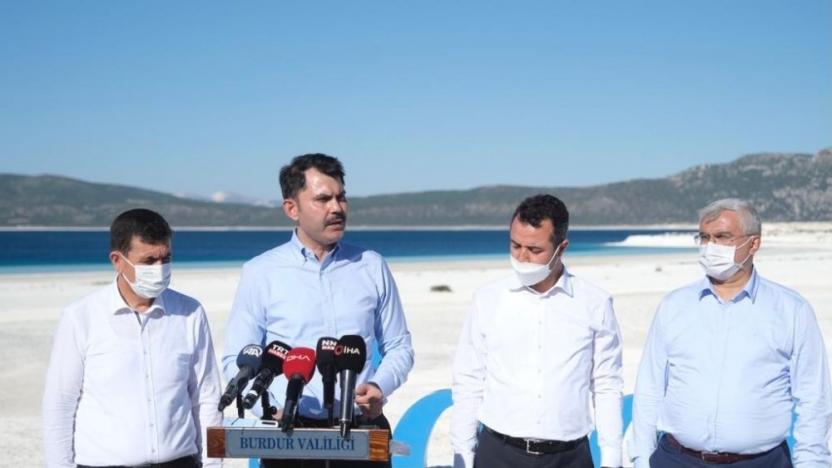 vaziyetcomtr's tweet photo. Salda Gölünü ziyaret eden Bakan Kurum, buraya "kıraathane, mescit, soyunma, giyinme alanları ve kafe gibi üniteler" yapacaklarını söyledi. https://t.co/sMber7Y1QX