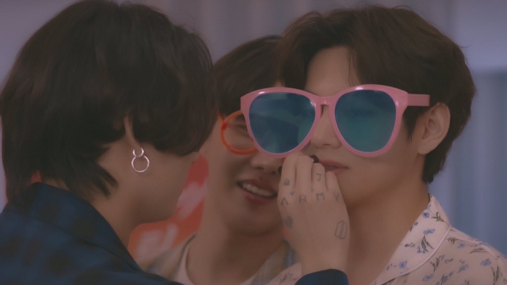 kookvtwins's tweet photo. when jungkook does something to taehyung and he keeps laughing at it 🥺 https://t.co/qj4E2pb0ml