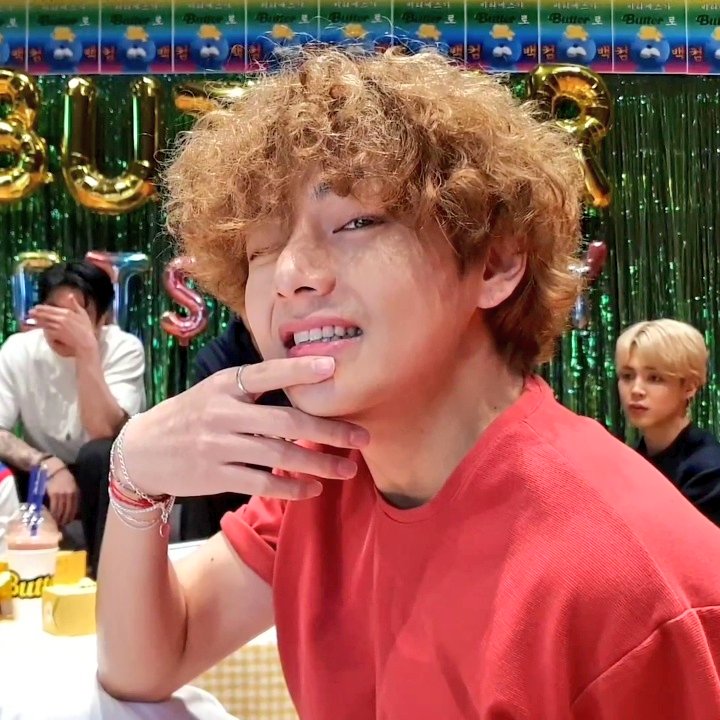 taesmug's tweet photo. Hi Dennis                         Hi Taehyung
     From                                  From
Hotel Transylvania                BTS https://t.co/UkTRry7p4u