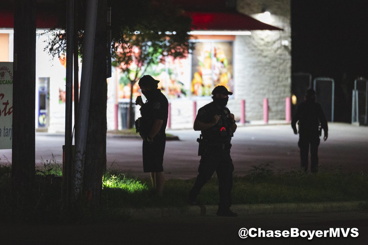 newsphotogchase's tweet photo. #BREAKING APD is investigating what may have occurred leading up to a shooting in North Austin early Friday morning that left a man hospitalized. #ATXnews @MVSAustin https://t.co/qcLiMkPIA3