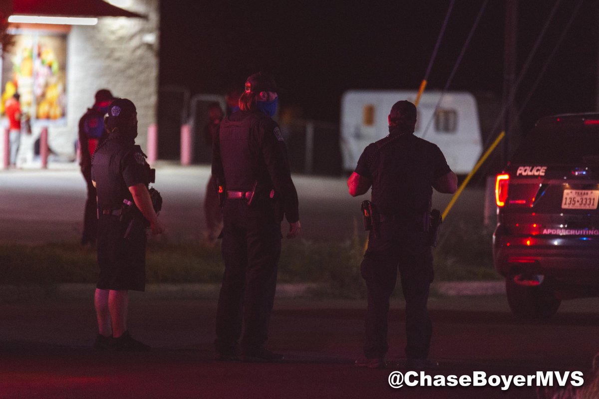 #BREAKING APD is investigating what may have occurred leading up to a shooting in North Austin early Friday morning that left a man hospitalized. #ATXnews <a href="/MVSAustin/">Metro Video Austin</a>