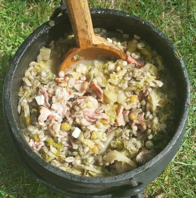 DiscoverhistPH's tweet photo. #FoodieFriday-#Pottage have been eaten for #Centuries.Often described as a thick #stew or #soup made from whatever #ingredients come to hand.For the #LowerClasses it has often meant the difference between starving over the long winter months and making it through to the Spring. https://t.co/GaQUD2CHlK
