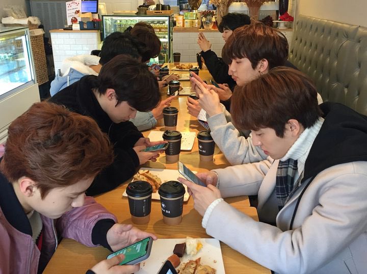 เวลาตัวละครในนิยายแชทคุยกัน: