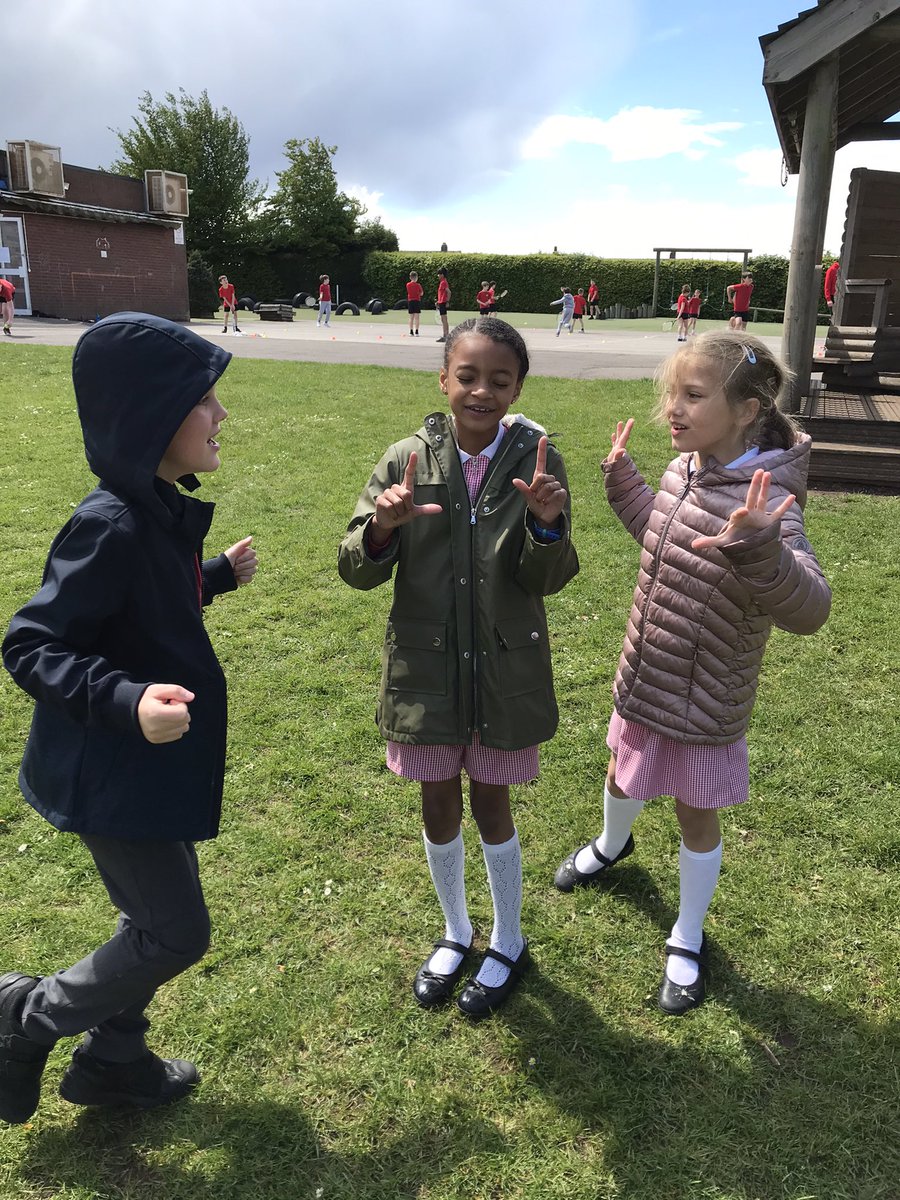 WhetstoneYear3's tweet photo. Year 3 have been learning about compass points 🧭 here they are directing their friends using this skill ⬆️ https://t.co/4knCo5B91s