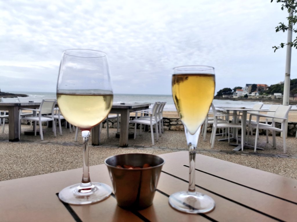 vadrouilleurs's tweet photo. Même avec un temps un peu couvert, quel plaisir de profiter d'une terrasse face à l'océan atlantique 😍
Apero 🥂😁
#chezbob #saintpalaissurmer #royanatlantique #CharenteMaritime https://t.co/NdZgZomWzR