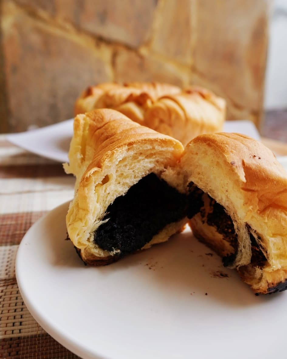 okebake_id's tweet image. Wool roll bread ✨

Filling with chocolate🍫 or cheese🧀 or mix

#woolrollbread

For info &amp;amp; order contact
📩DM @okebake_id

🍞