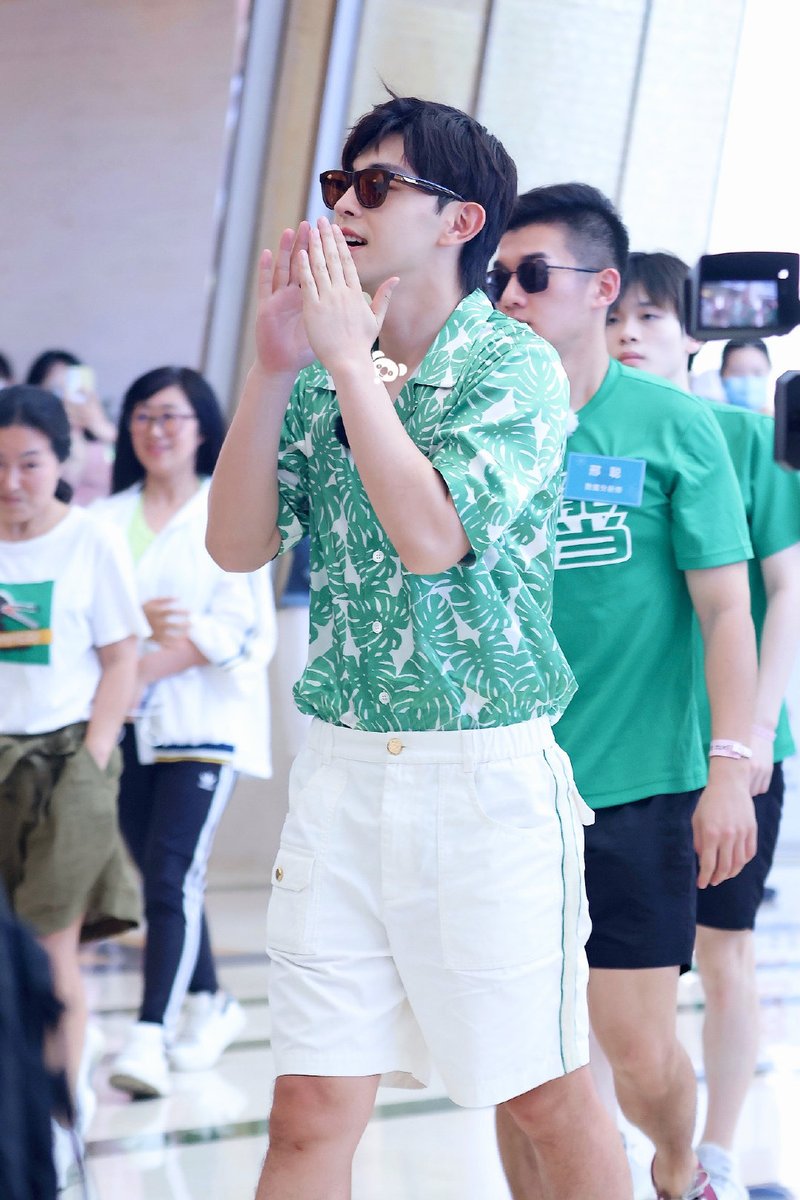 denghulin's tweet photo. 이 사람한테 나라가 없다는게 말이 되나 싶어

#등륜 #덩룬 #denglun #邓伦 https://t.co/IpZ6jClOoy