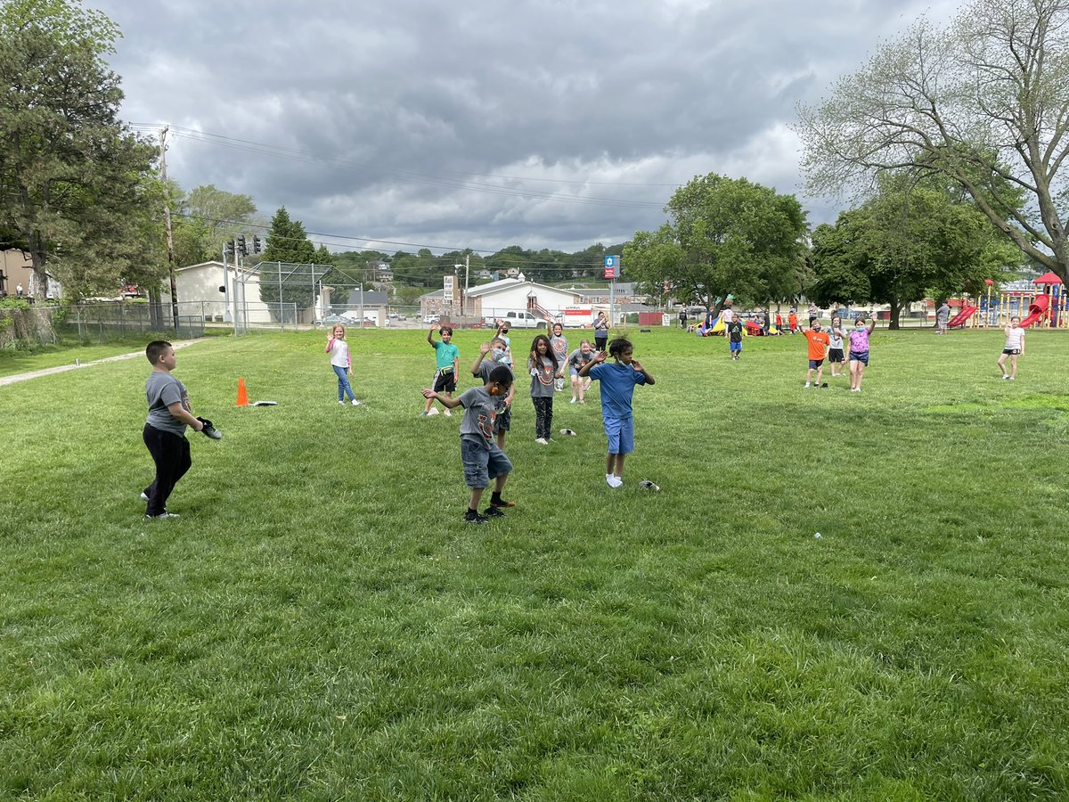 AveryMusicEd's tweet photo. Field day @Avery_Tigers Mrs Akers’s class at the shoe kick station. Thx @AveryPhysical for a great game. https://t.co/0B5iLNCXPg