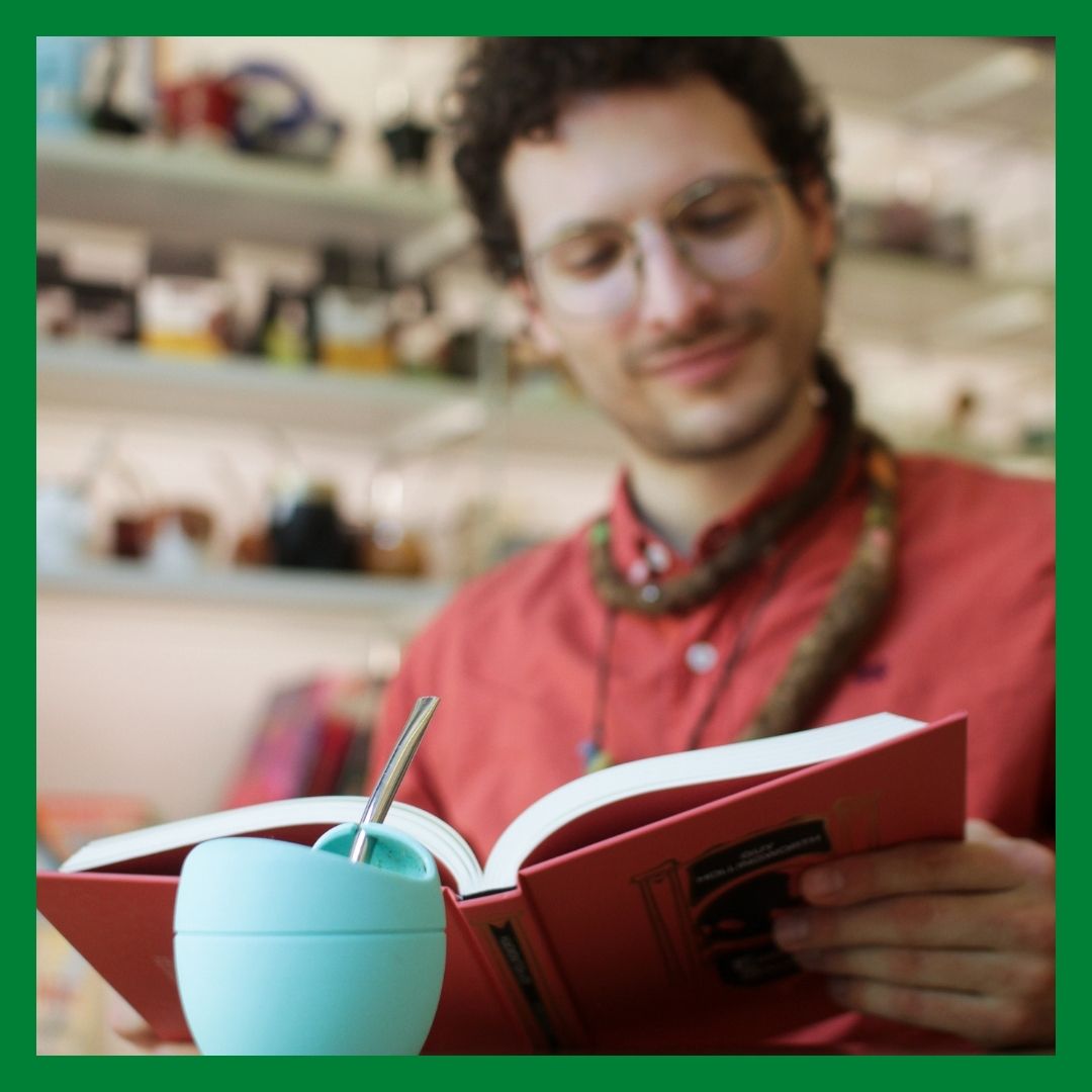 festivaldelmate's tweet photo. 🧉CONOCE A DAVID🧉
« ¡Modo-Mate encendido! Siempre es buen momento para un mate, pero como también me encanta el té, a veces me cuesta decidir. La comodidad y la concentración que me aporta el mate es única. » Este es David, co-organizador del Festival del Mate. https://t.co/5dYhb7Aoir