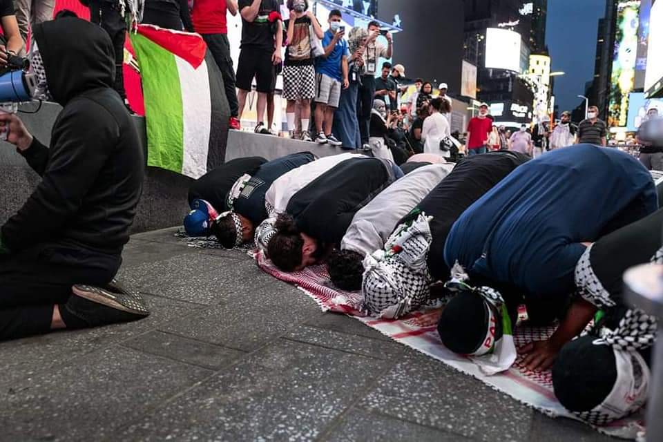 AyaIsleemEn's tweet photo. New York: Pro-Palestine activists take part in a rally celebrating the victory of the Palestinians in the Gaza Strip and Jerusalem against the Israeli occupation. https://t.co/OZCdHA6jrH