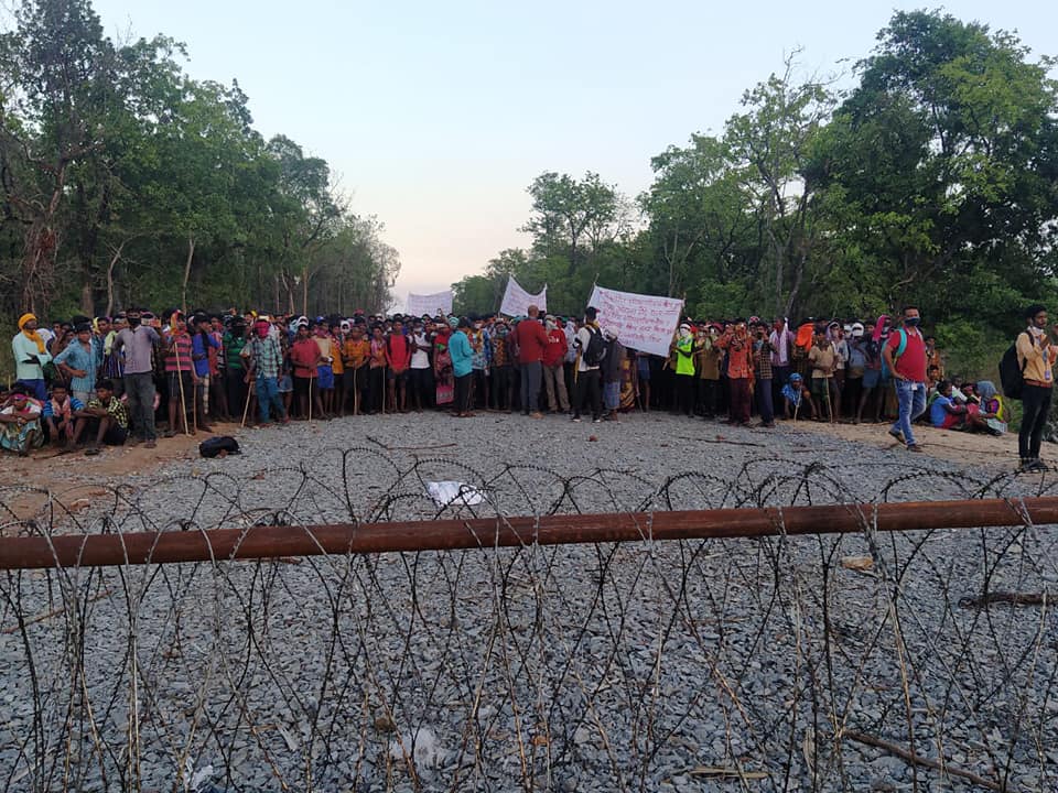 ये प्रो ज्यों द्रेज &amp; बेला भाटिया जी है जो 17मई को बस्तर में सुरक्षाबलों की गोली से नक्सली बताकर मारे गये आदिवासियों के गाँव जा रहे थे लेकिन बीजापुर प्रशासन ने उन्हें रोक दिया और सर्किट हॉउस में बंद कर दिया और कांग्रेस चुप है बाकी इन डीकुओ की आदिवासियों की प्रति नीति एक समान है।