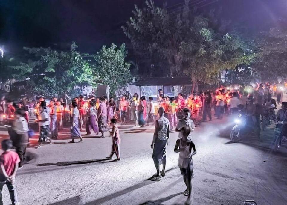 Htarei98's tweet photo. People in the eastern part of Debayin Township protested against the military dictatorship tonight.  #WhatsHappeningInMyanmar #MilkTeaAlliance #May21Coup  #GlobalArmsEmbargo https://t.co/mVUBEjKqb9