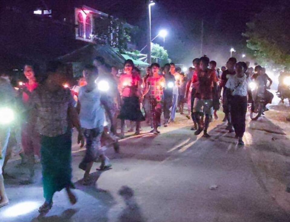 Htarei98's tweet photo. People in the eastern part of Debayin Township protested against the military dictatorship tonight.  #WhatsHappeningInMyanmar #MilkTeaAlliance #May21Coup  #GlobalArmsEmbargo https://t.co/mVUBEjKqb9