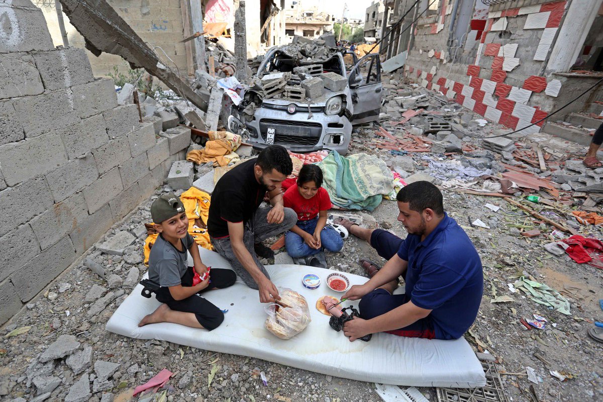 💭“Annem böyle hayata tutunmayı nereden öğrendi?”

💭“Who taught my mom how to hold on to life this strong?”

📍Gazze
📸  AA