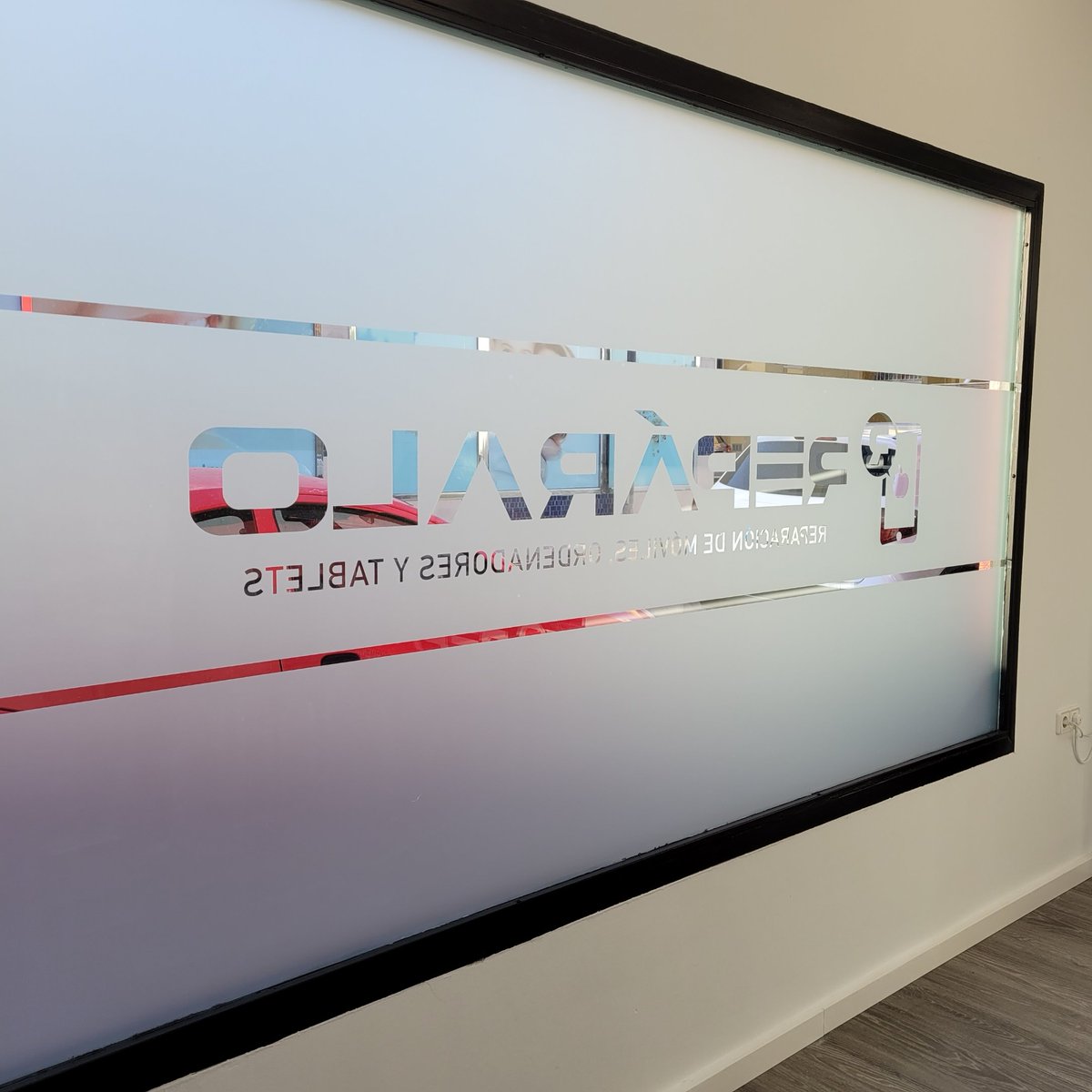 workingdisenio's tweet photo. Ventanas forradas en #viniloacido con logo y texto calado 😍☝🔝 Una opción muy eficaz para dejar pasar la luz y crear intimidad en el interior #vinilos en #Reparalo #Aguadulce 📱 https://t.co/QRNiG2eUwF