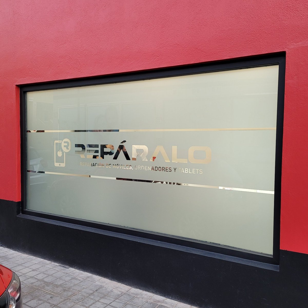 workingdisenio's tweet photo. Ventanas forradas en #viniloacido con logo y texto calado 😍☝🔝 Una opción muy eficaz para dejar pasar la luz y crear intimidad en el interior #vinilos en #Reparalo #Aguadulce 📱 https://t.co/QRNiG2eUwF