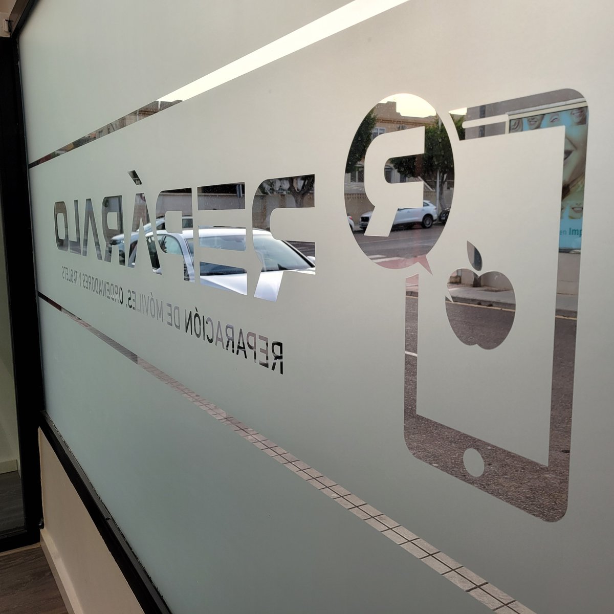 workingdisenio's tweet photo. Ventanas forradas en #viniloacido con logo y texto calado 😍☝🔝 Una opción muy eficaz para dejar pasar la luz y crear intimidad en el interior #vinilos en #Reparalo #Aguadulce 📱 https://t.co/QRNiG2eUwF