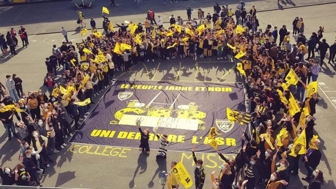 ClubBagnards's tweet photo. 🟡⚫️ Le Collège Missy et le Collège Jean Guiton poussent derrière le @staderochelais en cette veille de Finale Européenne !
#fievreSR #fiersdenoscouleurs #ChampionsCup #ObjectifChampion https://t.co/exe5fQPtjq