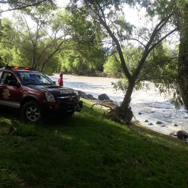 #BomberosPaute, continúa con el operativo de búsqueda y recuperación de un cuerpo que cayó el pasado lunes en el río Tomebamba. <a href="/ECU911Austro/">Coordinación Zonal 6 ECU 911 Austro</a>