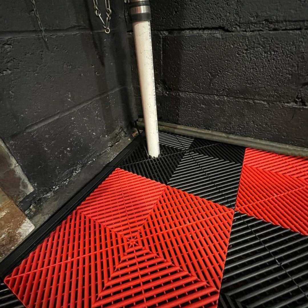 Swisstrax's tweet photo. Custom little cuts in an otherwise huge project. 👉🏼 BAM!
📸:  dicopal on instagram
.
#CustomCuts #CheckeredFloor #CommercialFlooring #Swisstrax #ModularFlooring #Ribtrax #JetBlack #RacingRed https://t.co/fEmbxUnSbG