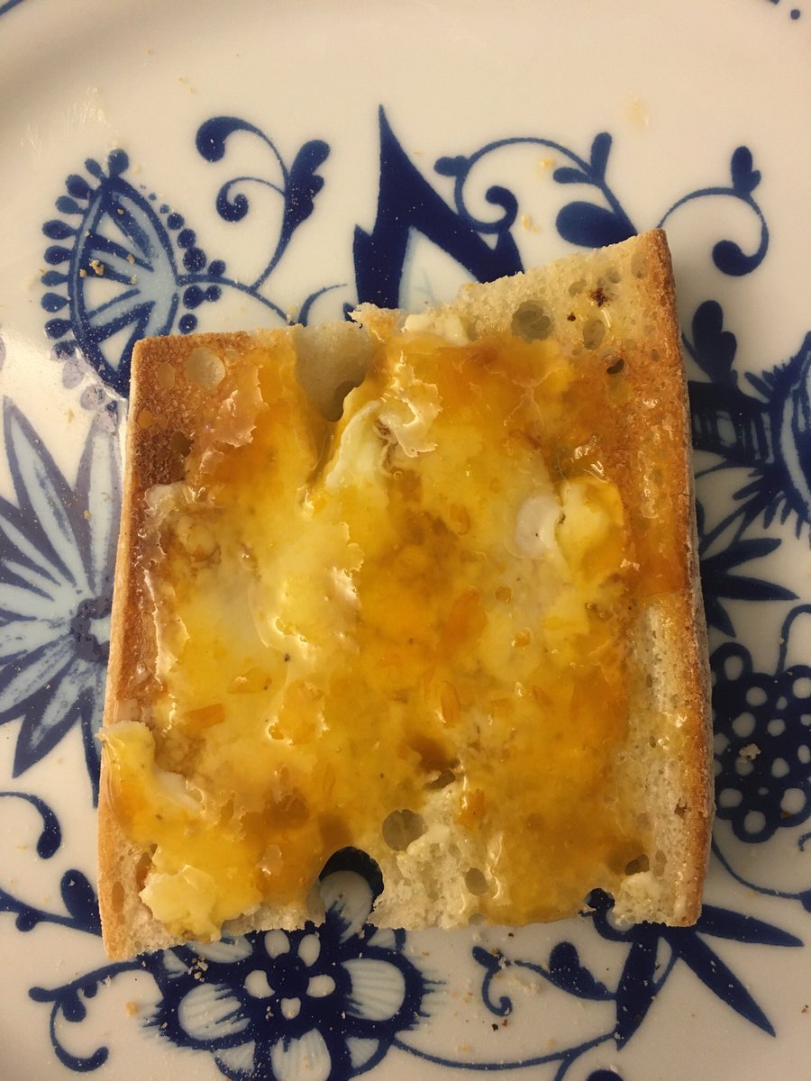 Pan de <a href="/TheLoaf_es/">THE LOAF</a> mantequilla Gar-Goik y mermelada de albaricoque casera. Sobresaliente tirando a matrícula de honor.
*barra de pan 1,15€ increíble pero cierto