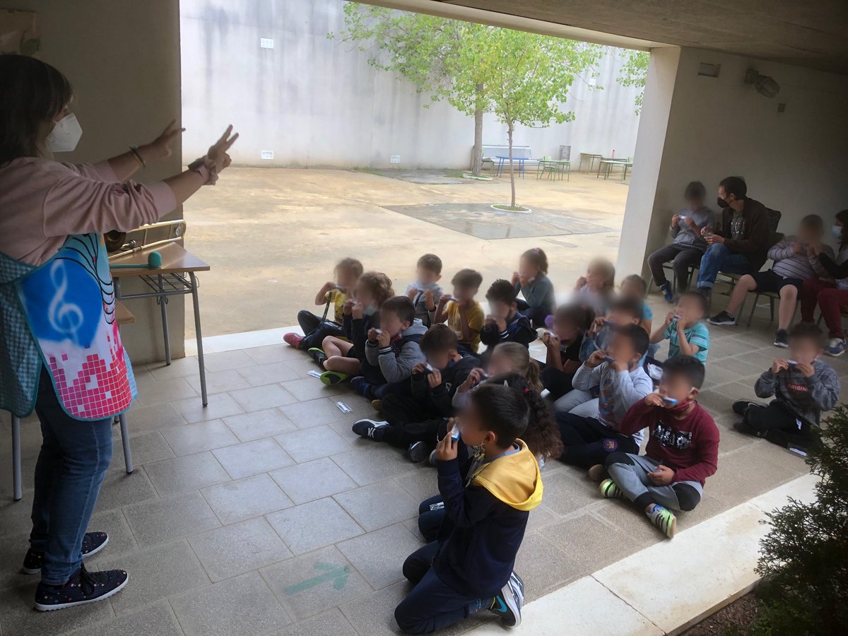 Dimarts vaig visitar l’escola Pompeu Fabra de Cunit per veure l’evolució amb l’harmònica de les nenes i nens de 1er i 2on 👏🏼👏🏼👏🏼 Felicitats per la feina Olga #harmònica #armónica #harmonicus #music #harmònica #hohnermusic #playtheoriginal #enjoymusic