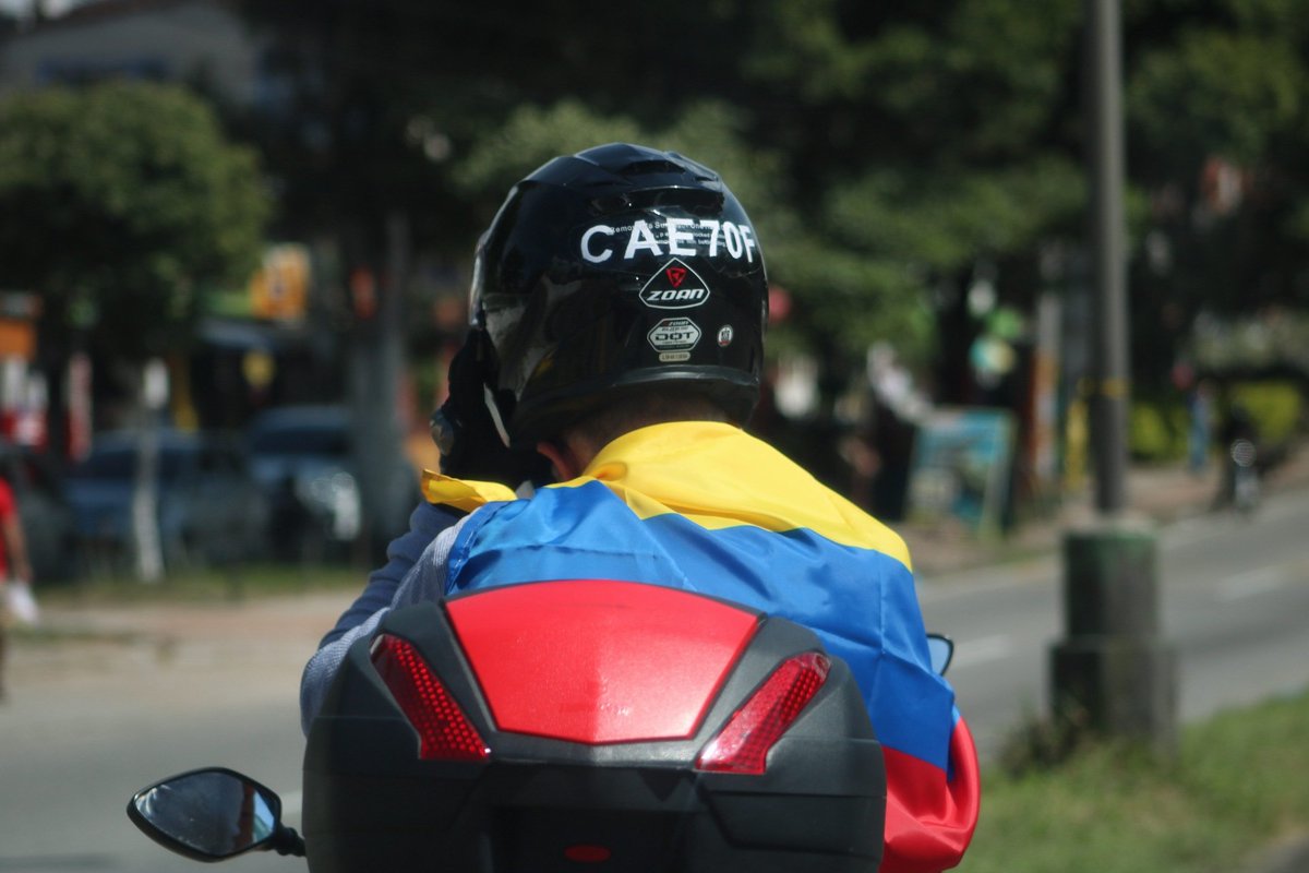 SindicatoSES's tweet photo. #SESINFORMA #AESTAHORA Así avanza la caravana del magisterio por la autopista de Piedecuesta. #ElParoSigue https://t.co/3dv6uuMTjM