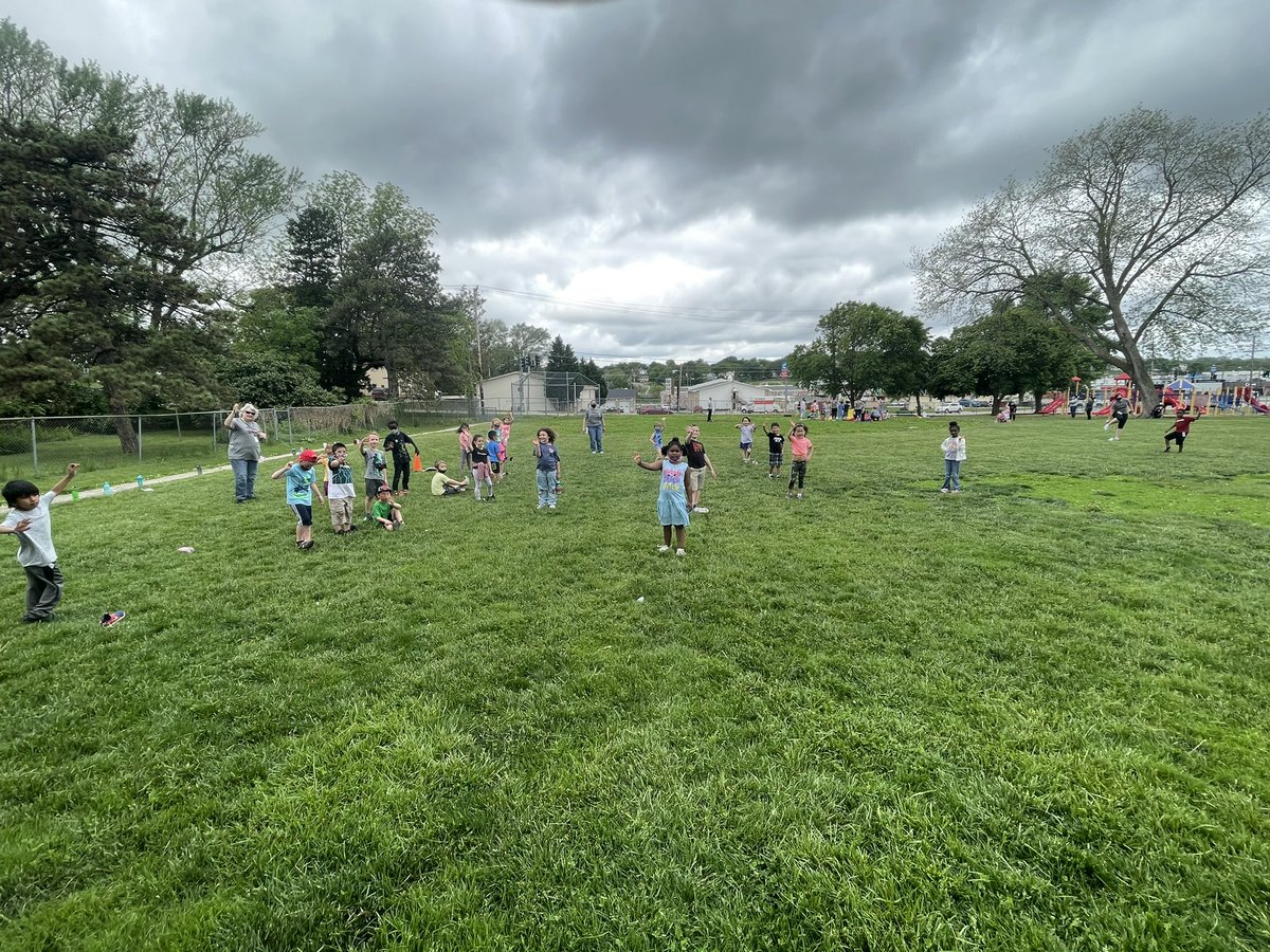 AveryMusicEd's tweet photo. Field day @Avery_Tigers Mrs Lash and Mrs Jensen’s classes at the shoe kick station. Thx @AveryPhysical for a great game https://t.co/5iOniUFw6B