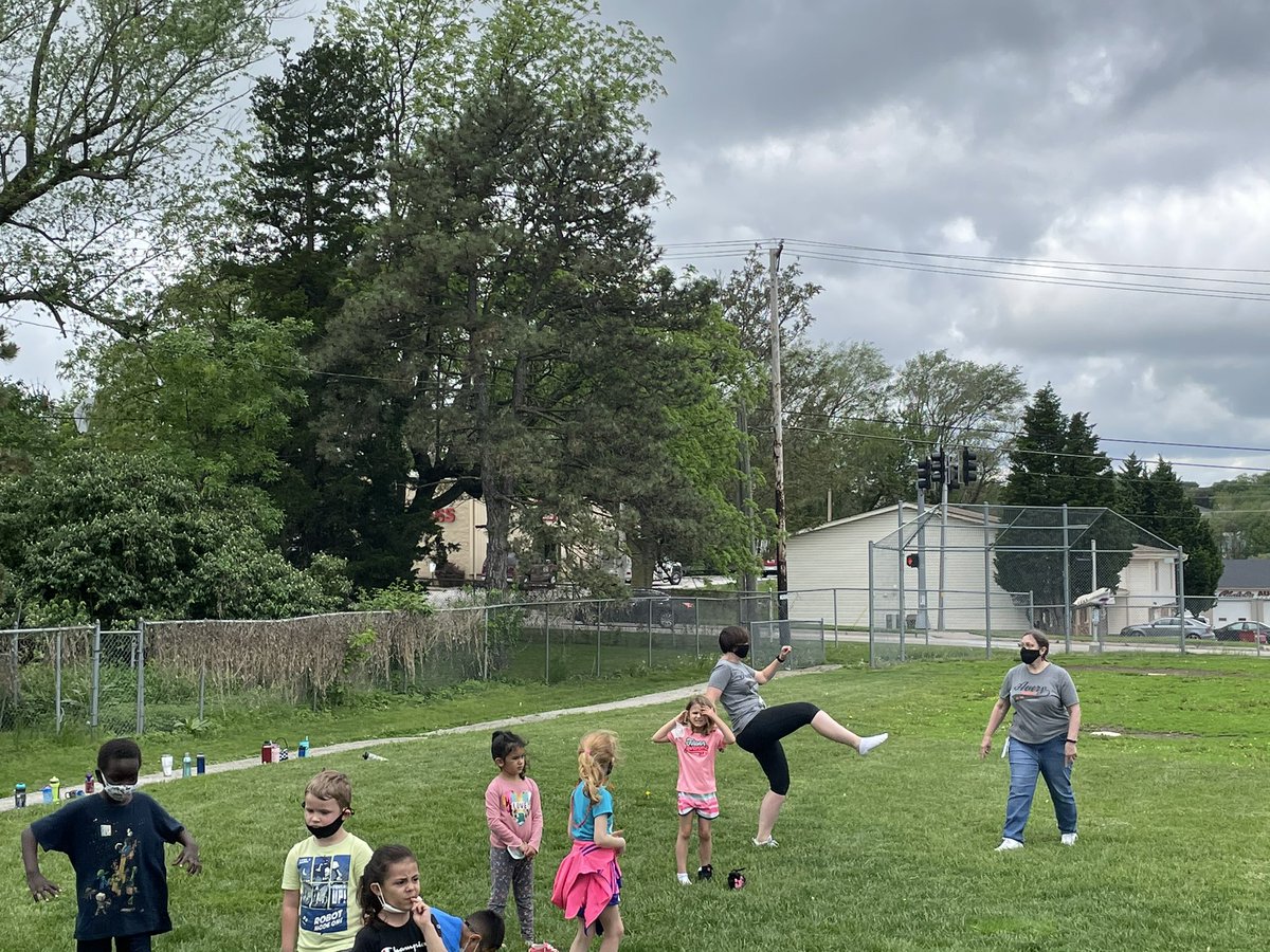 AveryMusicEd's tweet photo. Field day @Avery_Tigers Mrs Lash and Mrs Jensen’s classes at the shoe kick station. Thx @AveryPhysical for a great game https://t.co/5iOniUFw6B