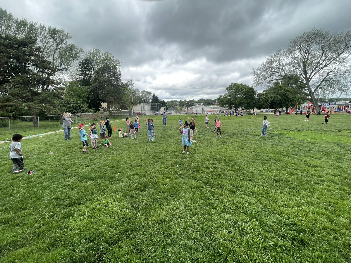 AveryMusicEd's tweet photo. Field day @Avery_Tigers Mrs Lash and Mrs Jensen’s classes at the shoe kick station. Thx @AveryPhysical for a great game https://t.co/5iOniUFw6B