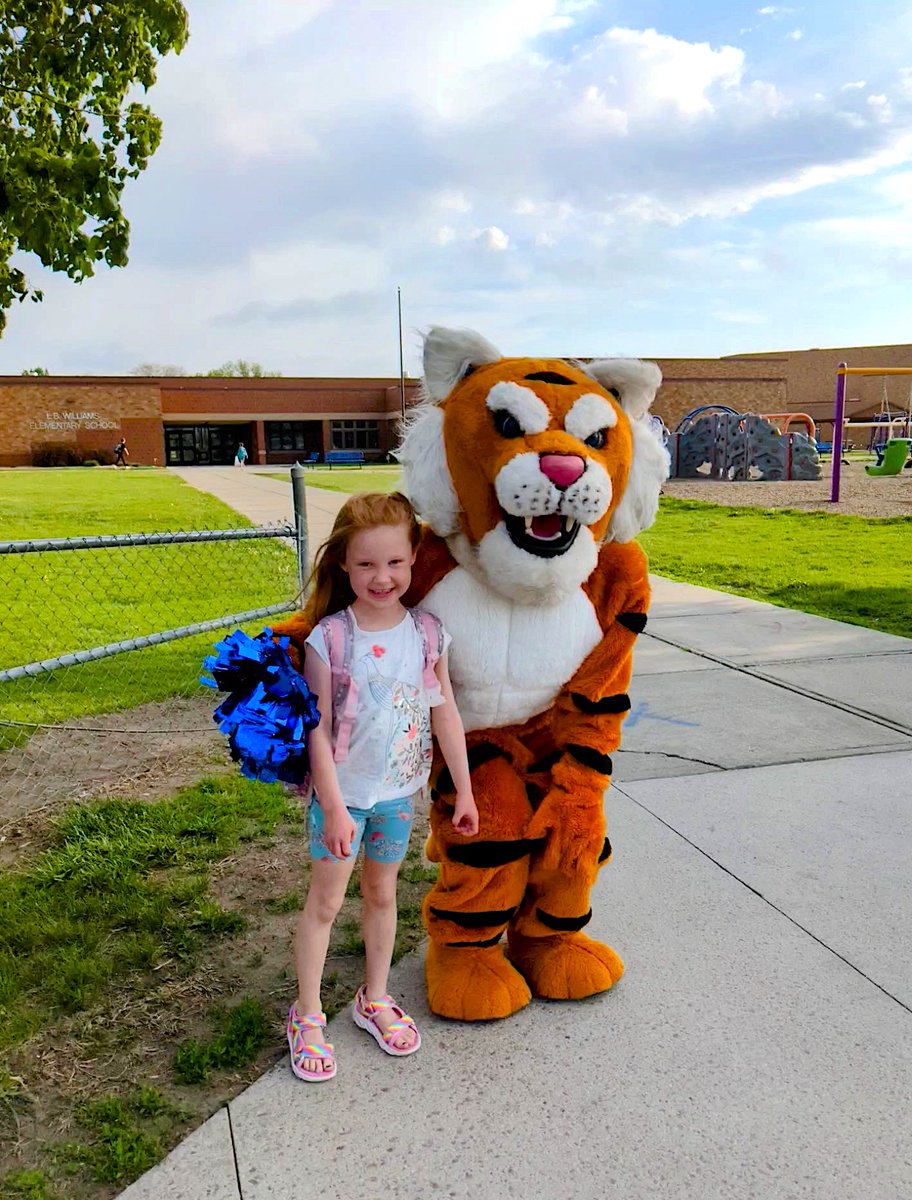 DakotaWesleyan's tweet image. We caught Wesley the Tiger greeting our neighbors at L.B. Williams Elementary on their last day of school! Happy (almost) summer! 🐯 💙☀️