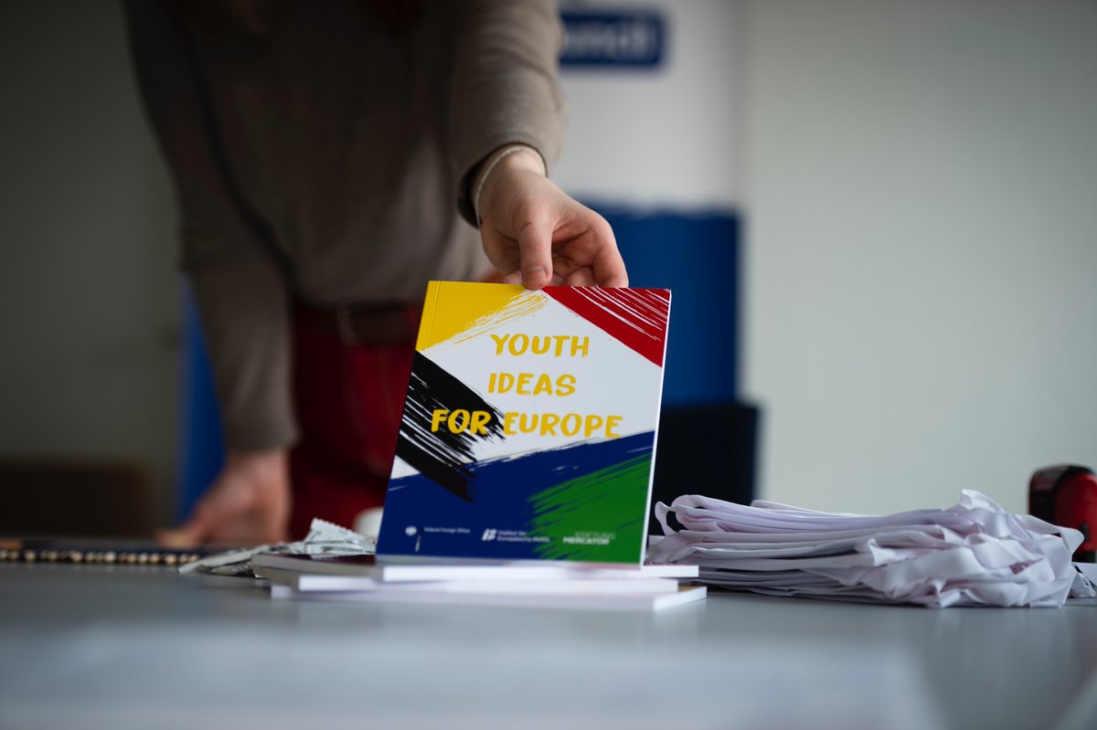 EngagEU_Project's tweet photo. If you want the EU to waive all patents for COVID-19 vaccines: which catchphrase do you use? Our #EngagEUrCouncil participants are preparing their #YouthIdeas to convince policy-makers of the Slovenian Council Presidency during the Pre-Presidency Conference organised by @tepsaeu. https://t.co/oYO0pqBMCb