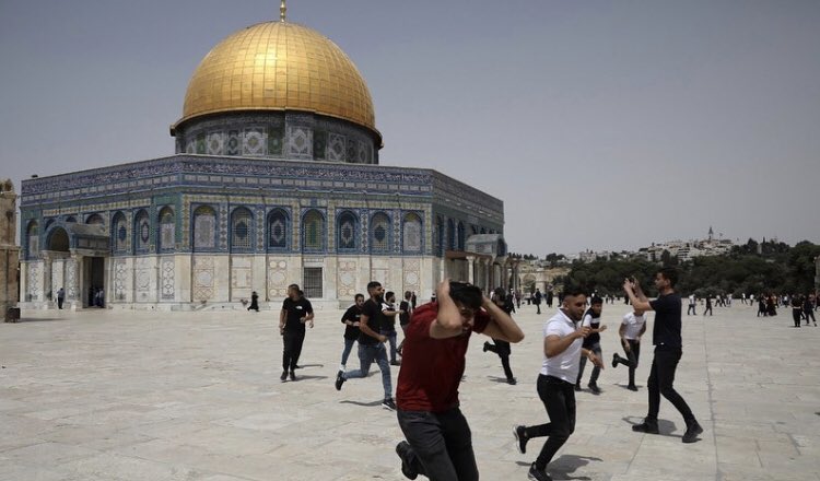 Sarabut38702819's tweet photo. Just because Isreal declared ceasefire, it doesn't mean that blockade is ended. Gaza remains besieged  and the basic human rights denied to Palestinians. The resistance against the colonialism and ethnic cleansing hasn't ended.
#FreePalestine #WeStandWithPalestine https://t.co/kVoQnFx6mN