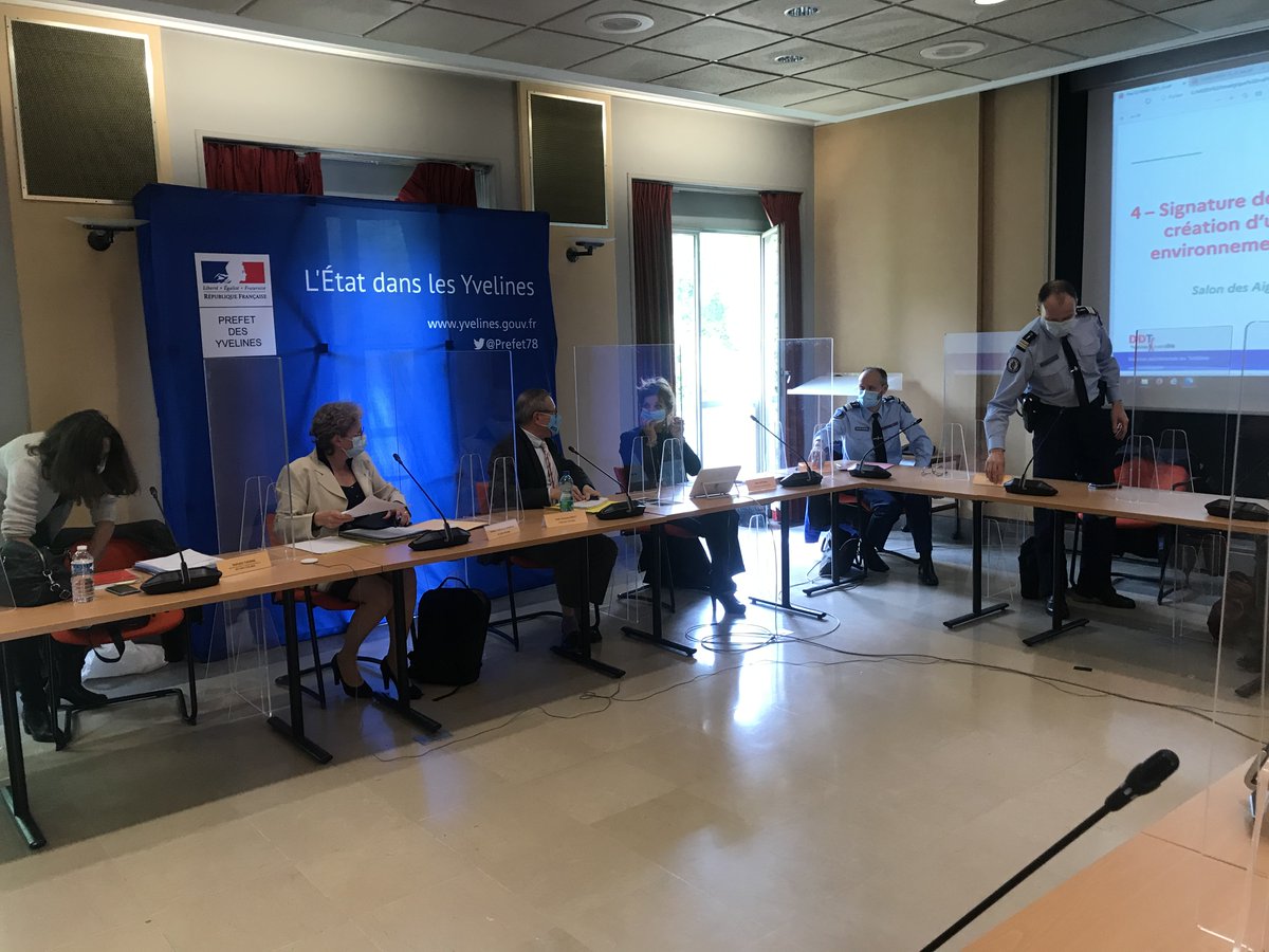 Prefet78's tweet photo. [Retour en images]
JJ Brot @Prefet78, le procureur adjoint, @Gendarmerie_078 &amp; les services de l’État ont validé le 20 mai en préfecture les actions d'accompagnements et de contrôles à mener dans les #Yvelines pour améliorer l'état des cours d'eau et des nappes souterraines 👇 https://t.co/jgf6SDchJt
