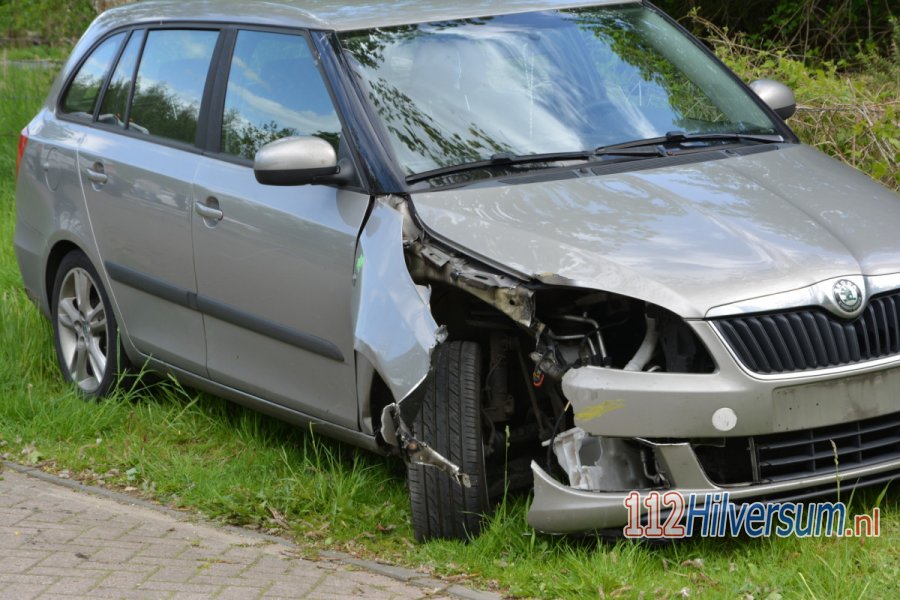 Automobilist rijdt paal omver op de Naarderweg in #Hilversum. 112Hilversum.
