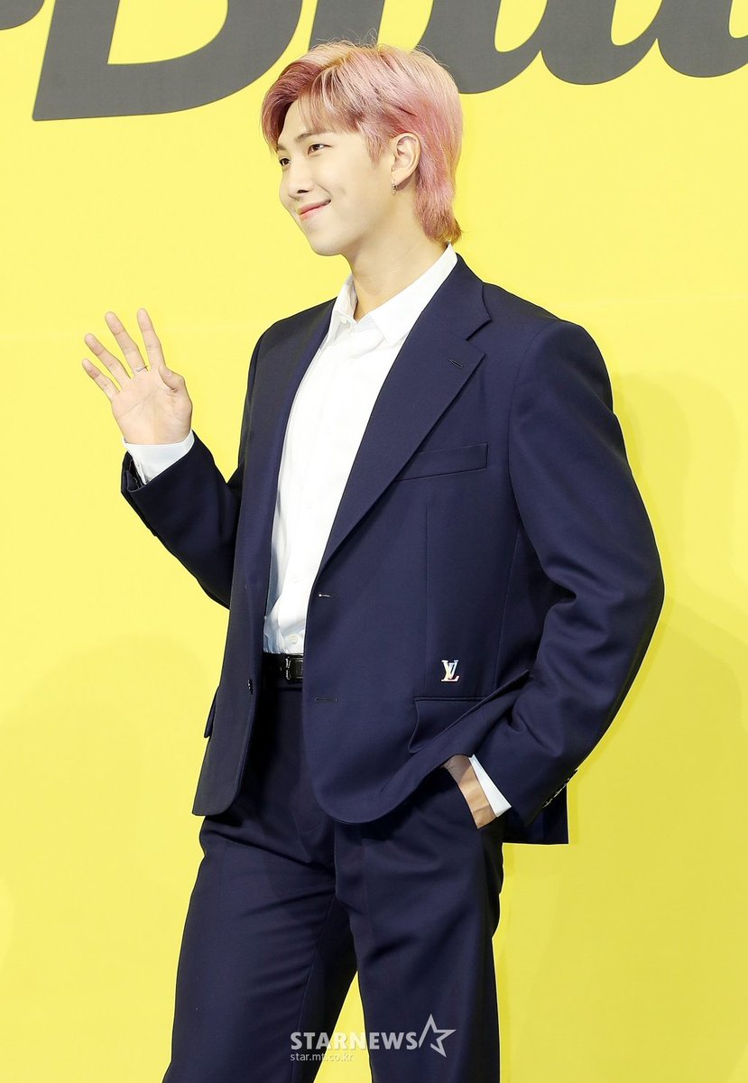 wlrn1238's tweet photo. 너무 훤칠해서 눈물..🥲

I’m voting @BTS_twt for #BBMAsTopSocial https://t.co/vsNJVO8NIW