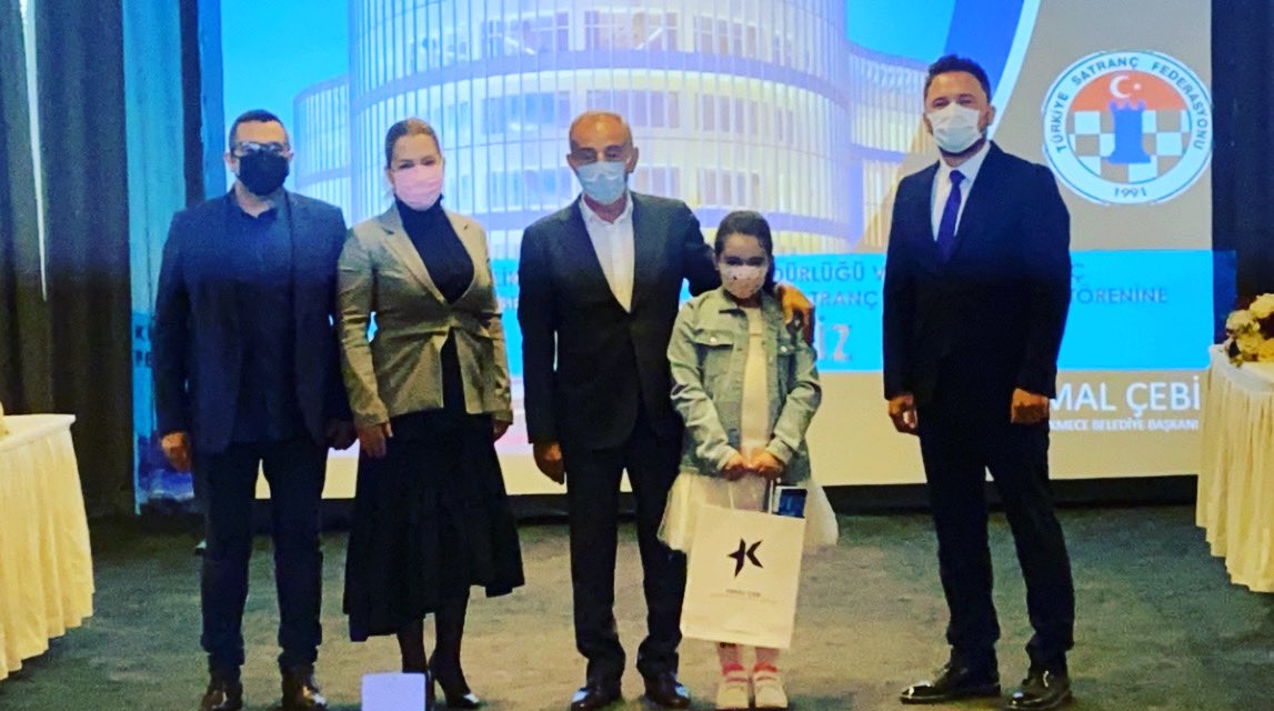 AthenaMilenio's tweet photo. Küçükçekmece Belediyesi’nin düzenlediği 23 Nisan Ulusal Egemenlik ve Çocuk Bayramı Satranç Turnuvaları kapsamında birinci olan kızım Ela Deniz Uğur,ödülünü Küçükçekmece Belediye Başkanımız Sayın Kemal Çebi’den almıştır.Emeği geçen herkese teşekkürlerimizle.🏆🥇🧿@Kucukcekmecemiz https://t.co/Oqy34Nvsmo