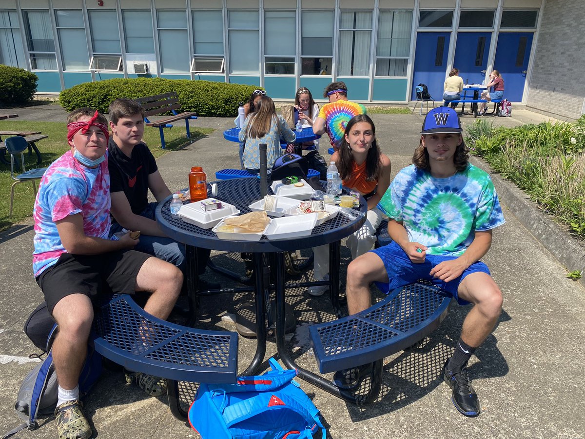 AaronRobb5's tweet photo. Last day of classes for #Wahconah seniors! Rocking out the 70s theme! @WRHSclassof2021 @wahconahrhs https://t.co/zGgXZMqFt9
