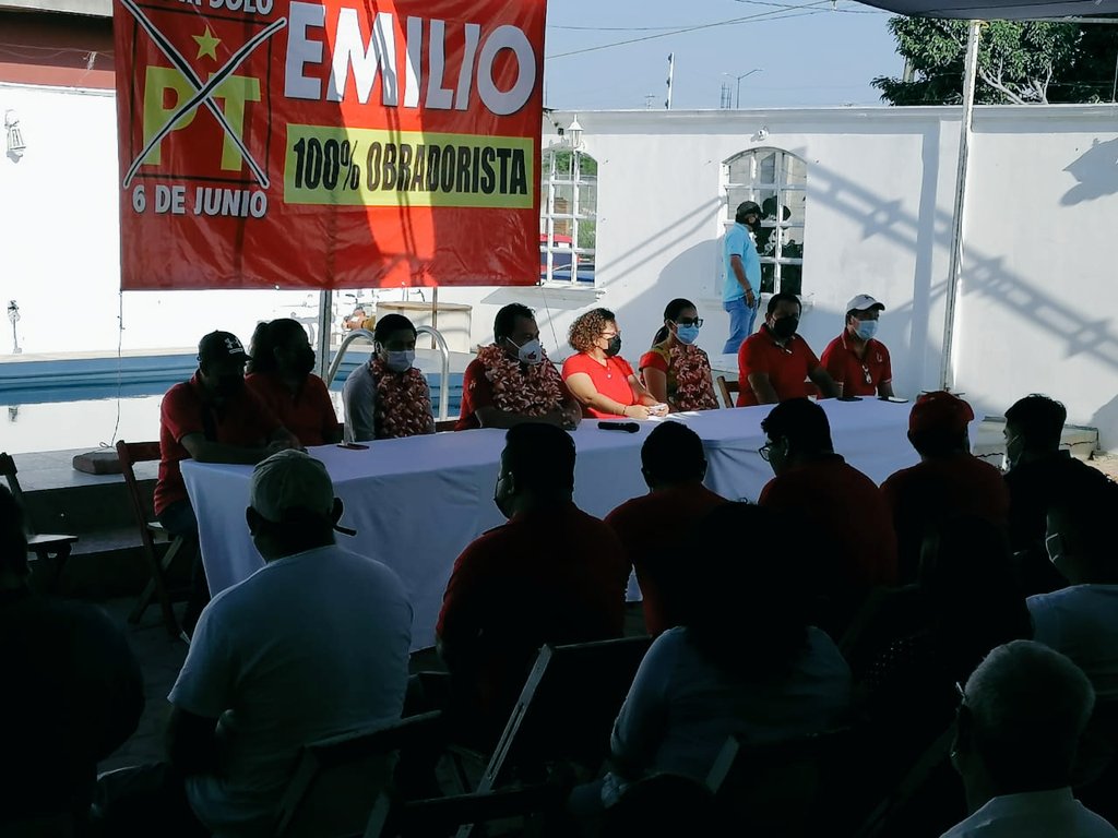 Tecko_01's tweet photo. Juchitán Oaxaca: Emilio Montero Pérez muestra en mega marcha local musculo impresionante de militantes durante la tarde de ayer. Campaña imparable.
Asegura el Triunfo muevamente. #PT #MorenaOaxaca #PepeEstefan #SalomonJara #MarianoSantana https://t.co/REYB5SNLOZ