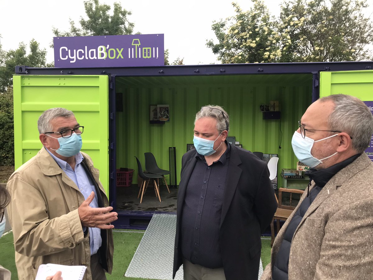 Mat_Rouault's tweet photo. Présentation aujourd’hui de la #Cyclabox de #Cyclad en présence de J Gorioux, @brunoDRAPRON et @JGardelle. Le réemploi fait son entrée dans les déchèteries de la #cdasaintes https://t.co/py0n31OeNe