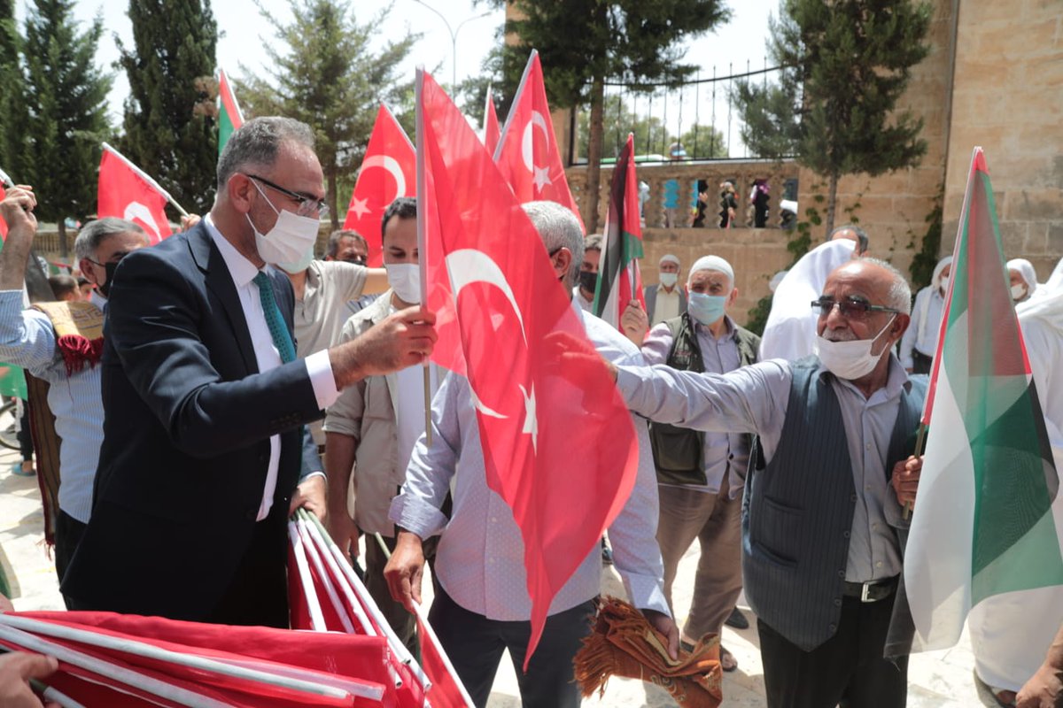 mehmetkusnet's tweet photo. Cuma namazı sonrası bir araya geldiğimiz vatandaşlarımıza Ay yıldızlı Türk Bayrağımızı ve Filistin bayrağımızı dağıttık. 

Eyyübiye'den Kudüs'e selam olsun.

#FilistinKazanıyor 
#MescidiAksa 
#FilistinYalnizDegil https://t.co/FGfb2NtU3S
