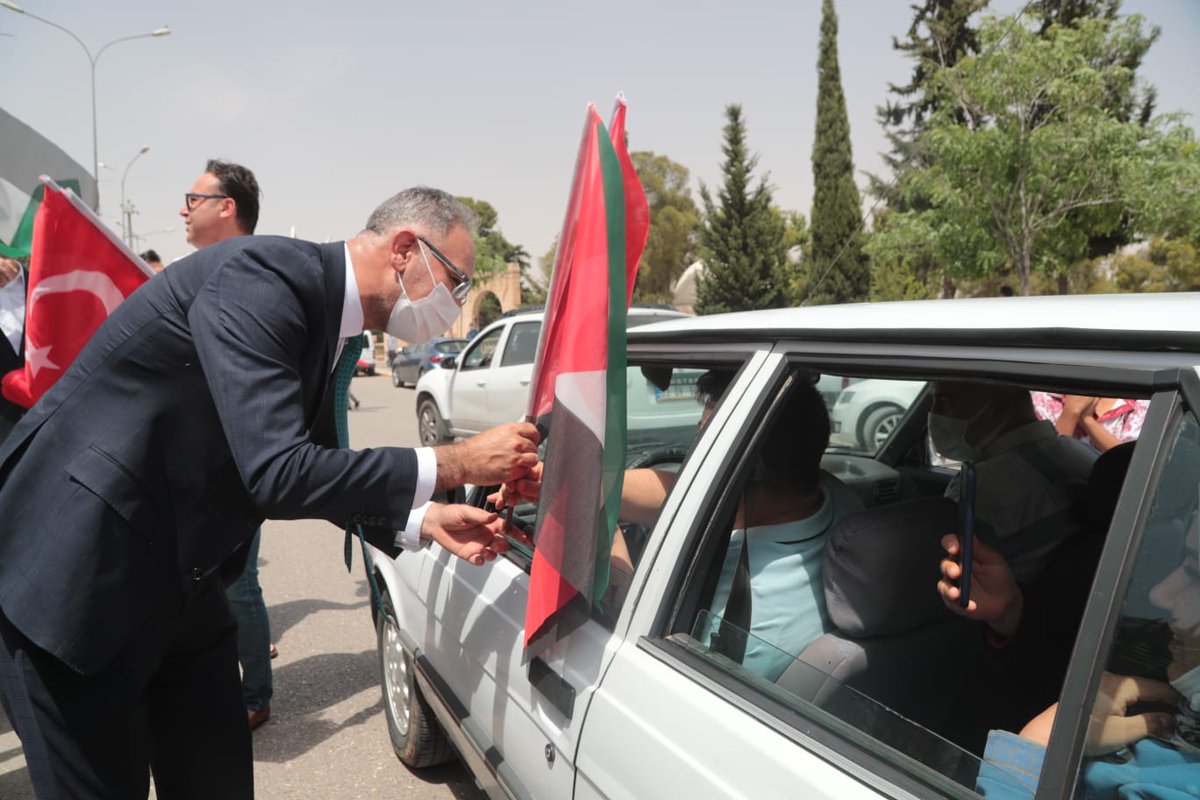 mehmetkusnet's tweet photo. Cuma namazı sonrası bir araya geldiğimiz vatandaşlarımıza Ay yıldızlı Türk Bayrağımızı ve Filistin bayrağımızı dağıttık. 

Eyyübiye'den Kudüs'e selam olsun.

#FilistinKazanıyor 
#MescidiAksa 
#FilistinYalnizDegil https://t.co/FGfb2NtU3S
